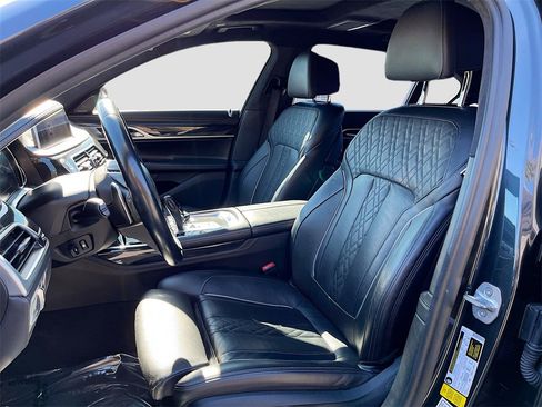 Used 2019 BMW 750i w/ Executive Package image 26