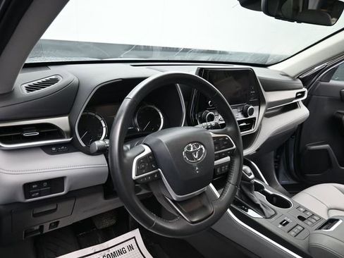Used 2023 Toyota Highlander XLE AWD/4WD image 16