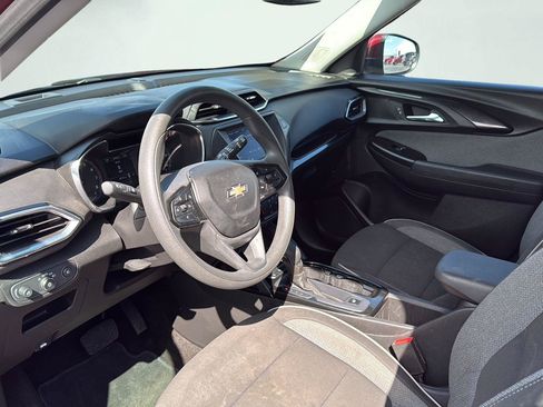 Used 2023 Chevrolet TrailBlazer LT FWD image 2