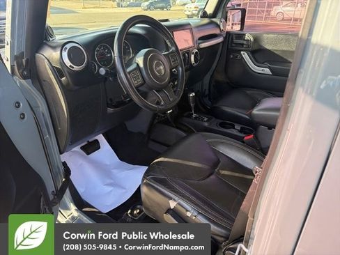 Used 2014 Jeep Wrangler Unlimited Sahara w/ Dual Top Group AWD/4WD image 13