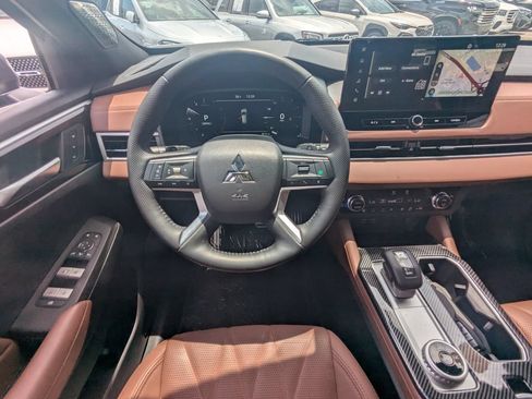 Used 2025 Mitsubishi Outlander SEL FWD image 3