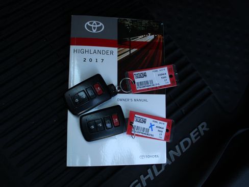 Used 2017 Toyota Highlander XLE image 30