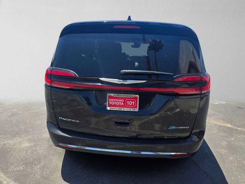 Used 2023 Chrysler Pacifica Touring-L FWD image 4