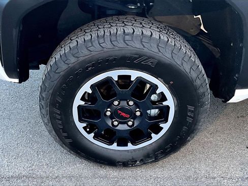 Used 2024 Toyota Tacoma TRD Off-Road image 9
