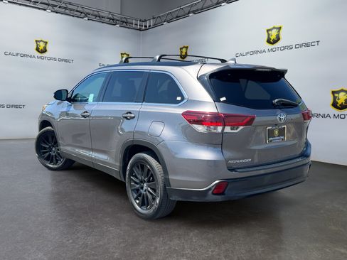 Used 2019 Toyota Highlander SE w/ Carpet Mat Package (TMS) FWD image 3