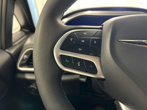 Used 2025 Chrysler Pacifica Select FWD image 19
