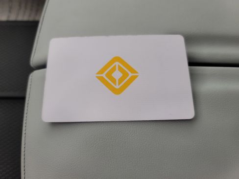 Used 2025 Rivian R1S Premium image 31