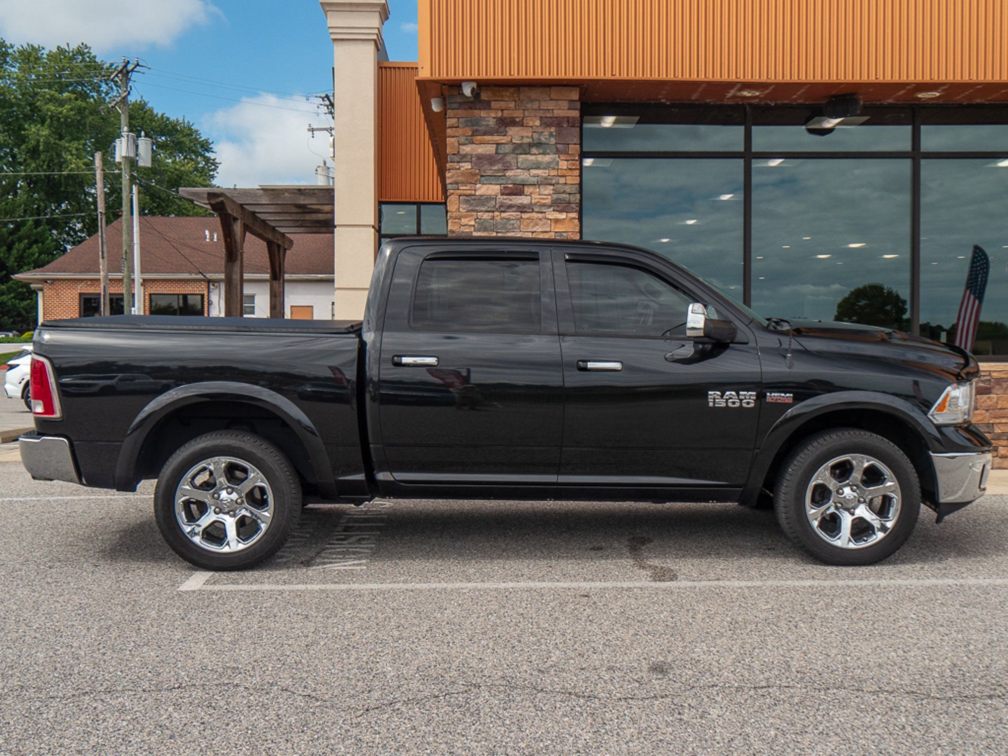 Used 2017 RAM 1500 Laramie AWD/4WD image 2