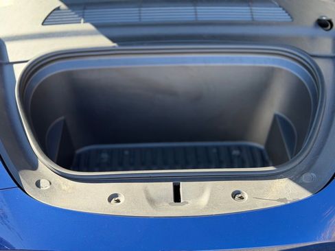 Used 2022 Tesla Model Y Long Range AWD/4WD image 3