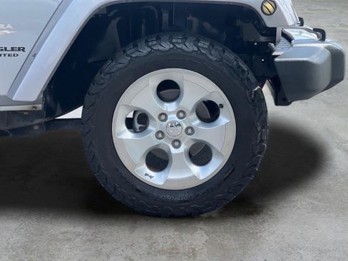Used 2014 Jeep Wrangler Unlimited Sahara w/ Connectivity Group AWD/4WD image 24