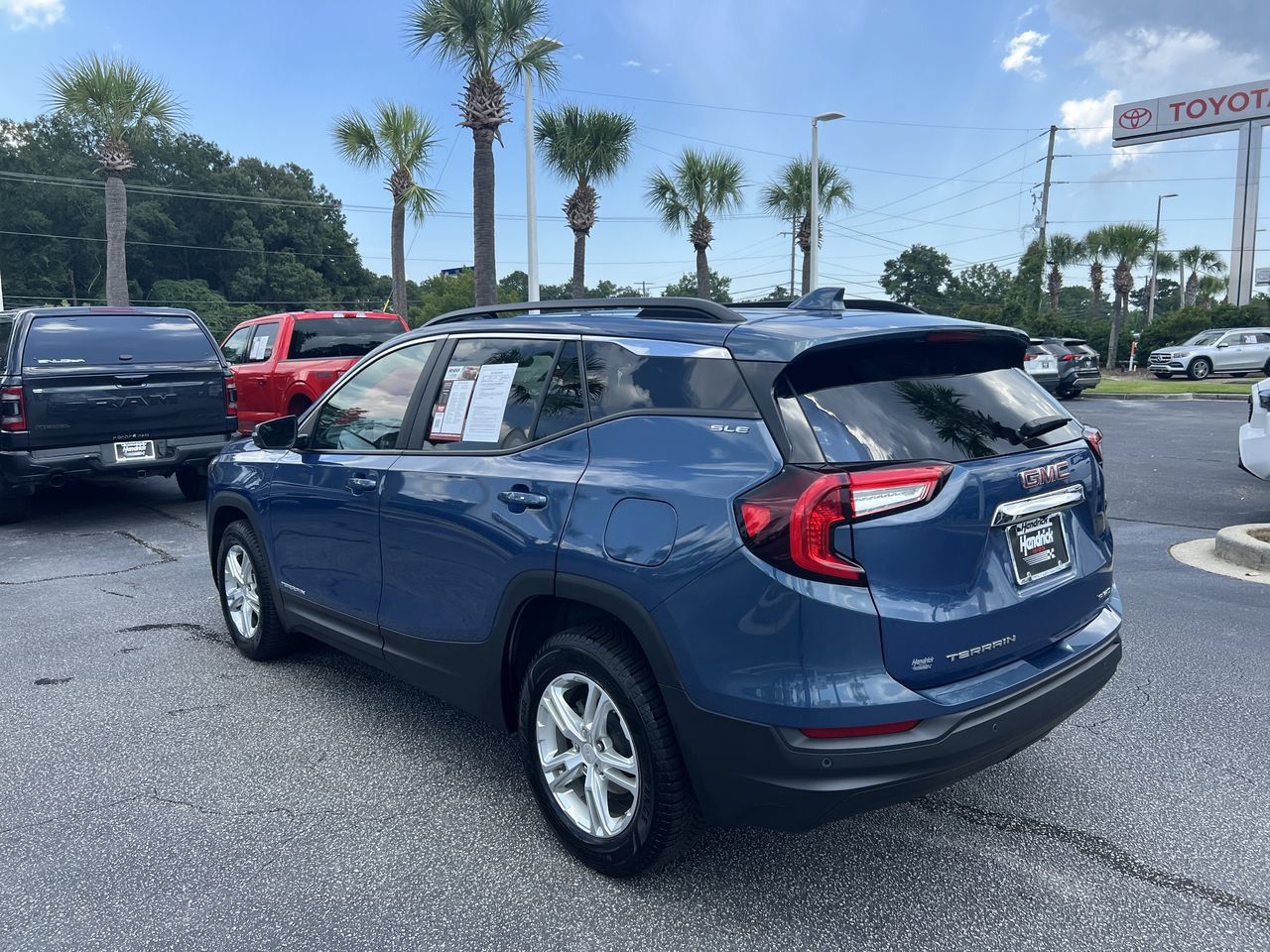 Used 2024 GMC Terrain SLE w/ Driver Convenience Package AWD/4WD image 8