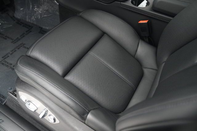Certified 2026 Porsche Macan AWD/4WD image 10