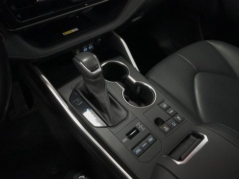 Used 2023 Toyota Highlander XLE image 25