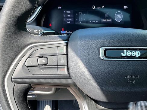 Used 2025 Jeep Grand Cherokee Altitude AWD/4WD image 24