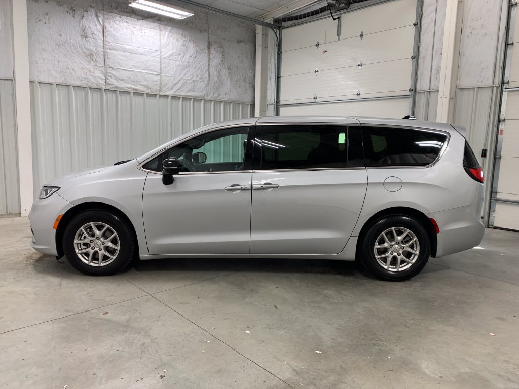 Used 2026 Chrysler Pacifica Select FWD image 23