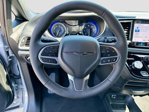 New 2026 Chrysler Pacifica Select image 11