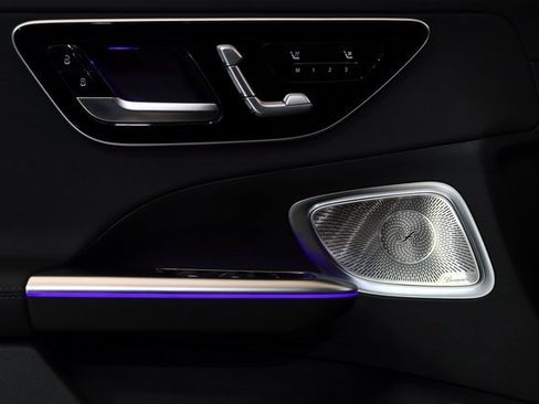 Used 2025 Mercedes-Benz C 300 4MATIC Sedan image 3