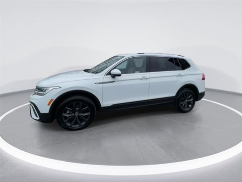 Used 2022 Volkswagen Tiguan SE w/ Panoramic Sunroof Package image 5