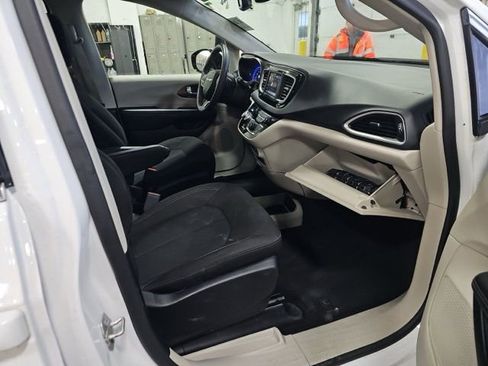 Used 2023 Chrysler Voyager LX image 9