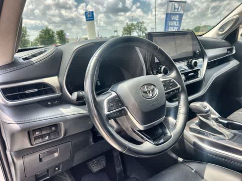 Used 2023 Toyota Highlander Limited FWD image 15