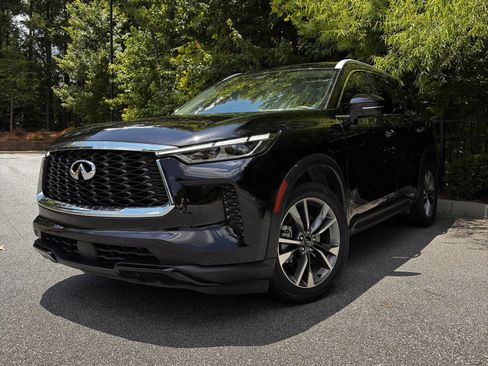 Used 2023 INFINITI QX60 Luxe w/ Vision Package FWD image 3