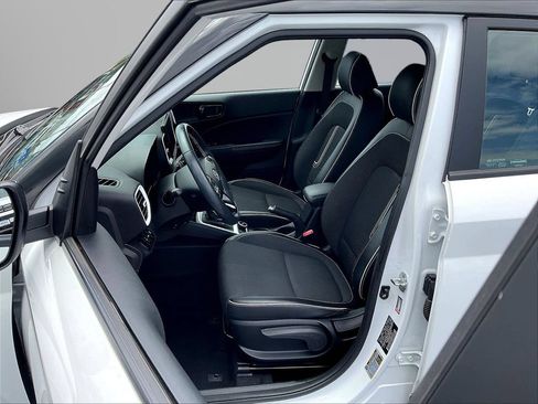 Certified 2022 Hyundai Venue Limited FWD image 20