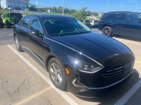 Used 2023 Hyundai Sonata SE w/ Preferred Accessory Package FWD image 3