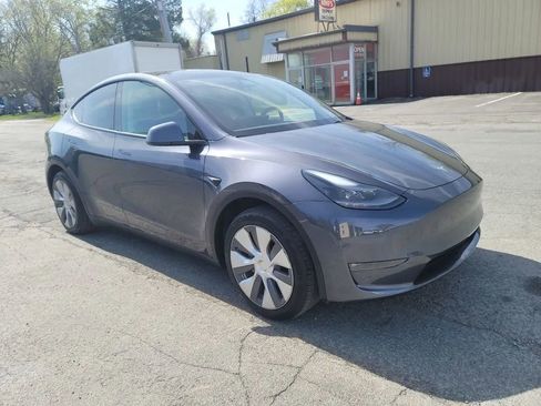 Used 2023 Tesla Model Y 2WD image 3