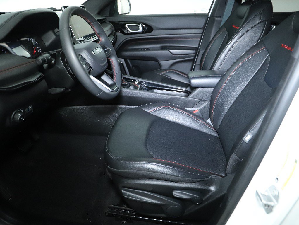 Used 2025 Jeep Compass Trailhawk AWD/4WD image 18
