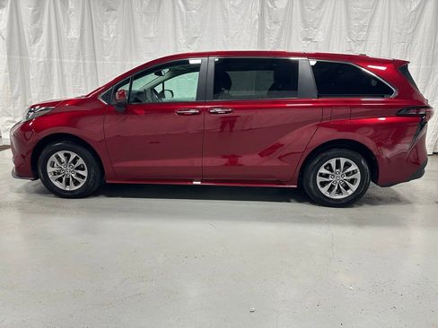 Used 2025 Toyota Sienna XLE image 4