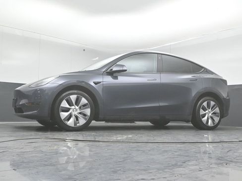 Used 2023 Tesla Model Y Long Range image 32