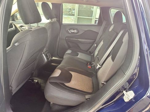 Used 2016 Jeep Cherokee Sport FWD image 16