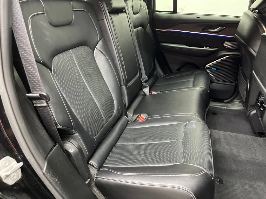 Used 2022 Jeep Grand Cherokee Overland w/ Luxury Tech Group IV AWD/4WD image 23