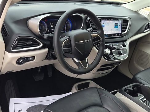 Used 2022 Chrysler Pacifica Touring-L image 16