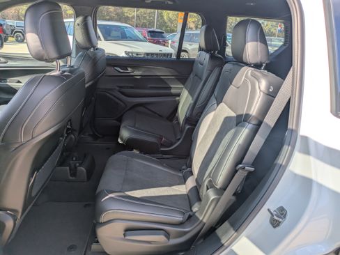 New 2025 Jeep Grand Cherokee L Altitude image 11