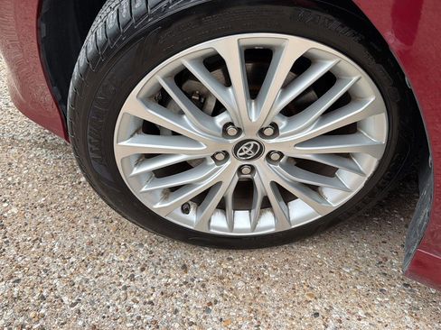 Used 2018 Toyota Camry XLE FWD image 7