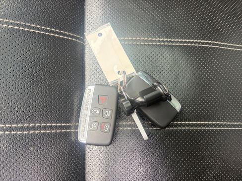 Used 2019 Land Rover Range Rover Velar R-Dynamic SE AWD/4WD image 34