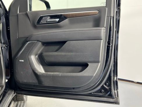 Used 2025 Chevrolet Tahoe High Country image 9