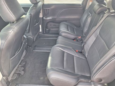 Used 2017 Toyota Sienna SE Premium image 11