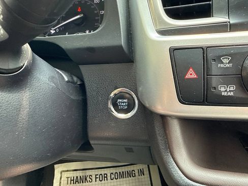 Used 2019 Toyota Highlander XLE AWD/4WD image 34