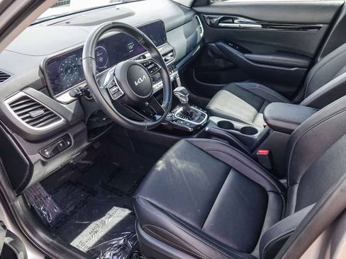 Used 2025 Kia Seltos EX FWD image 14
