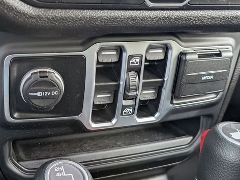 Used 2025 Jeep Wrangler Sport S image 18