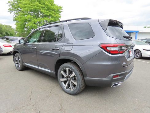 New 2025 Honda Pilot Touring image 4