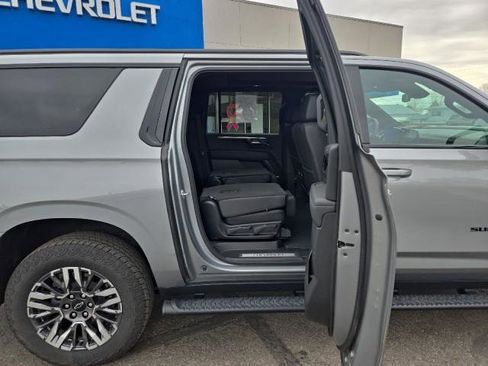 Used 2025 Chevrolet Suburban Z71 w/ Comfort Package image 20