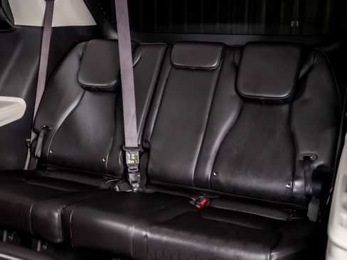 Used 2023 Kia Carnival LX FWD image 26
