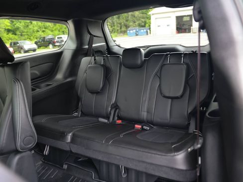 Used 2024 Chrysler Pacifica Limited FWD image 17