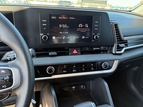 Used 2025 Kia Sportage LX FWD image 17