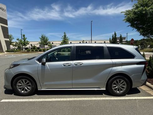 Used 2021 Toyota Sienna LE FWD image 3