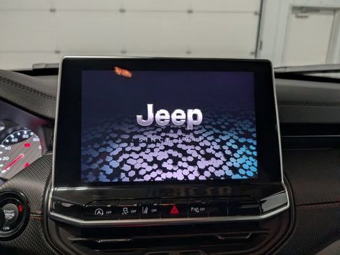 Used 2025 Jeep Compass Trailhawk AWD/4WD image 19