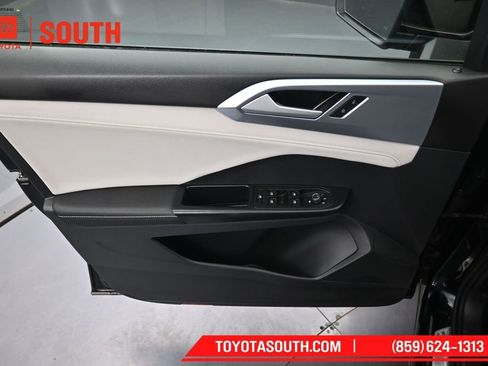 Used 2025 Volkswagen Taos SE FWD image 23
